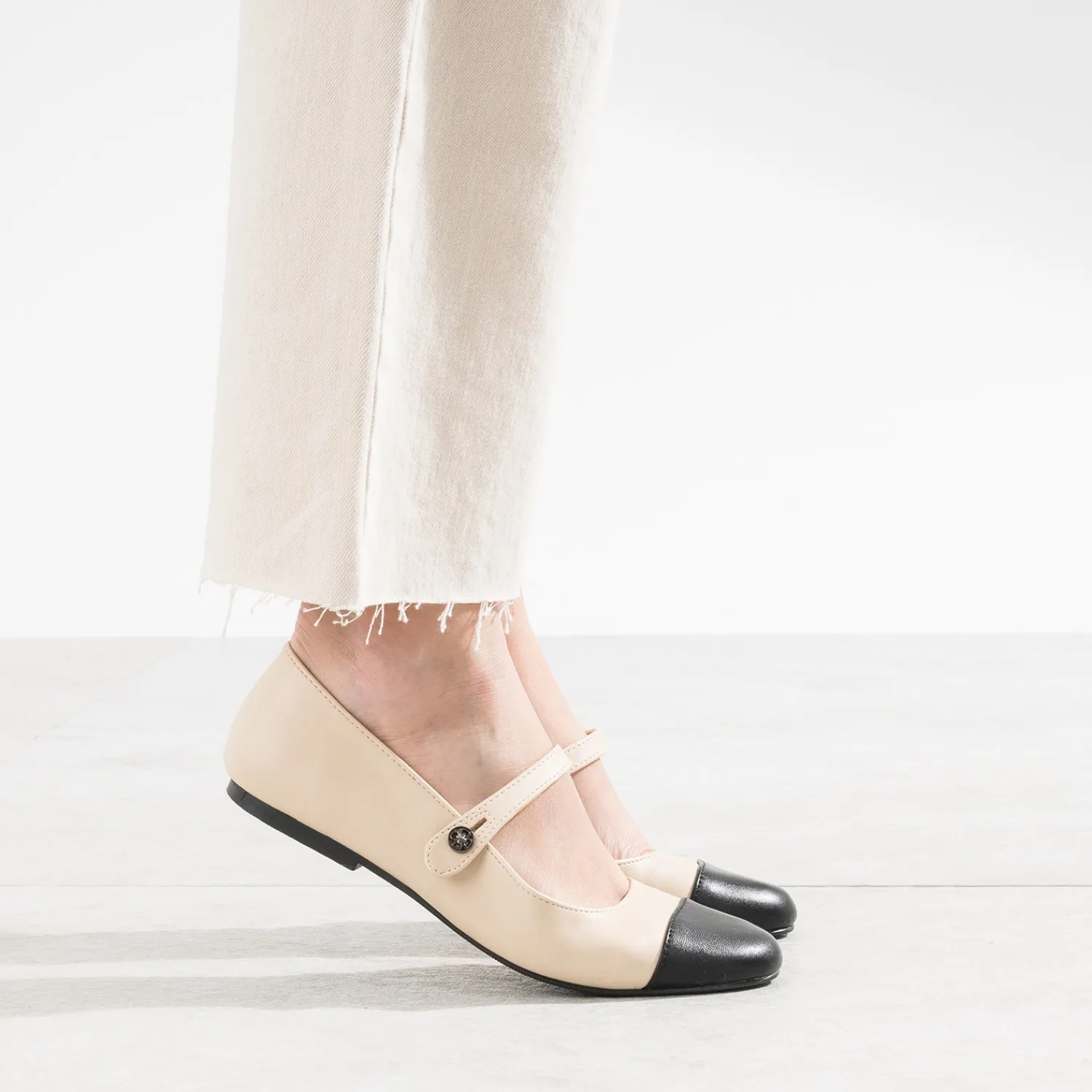 Eram Ballerines^Ballerine bout noir à bride BEIGE