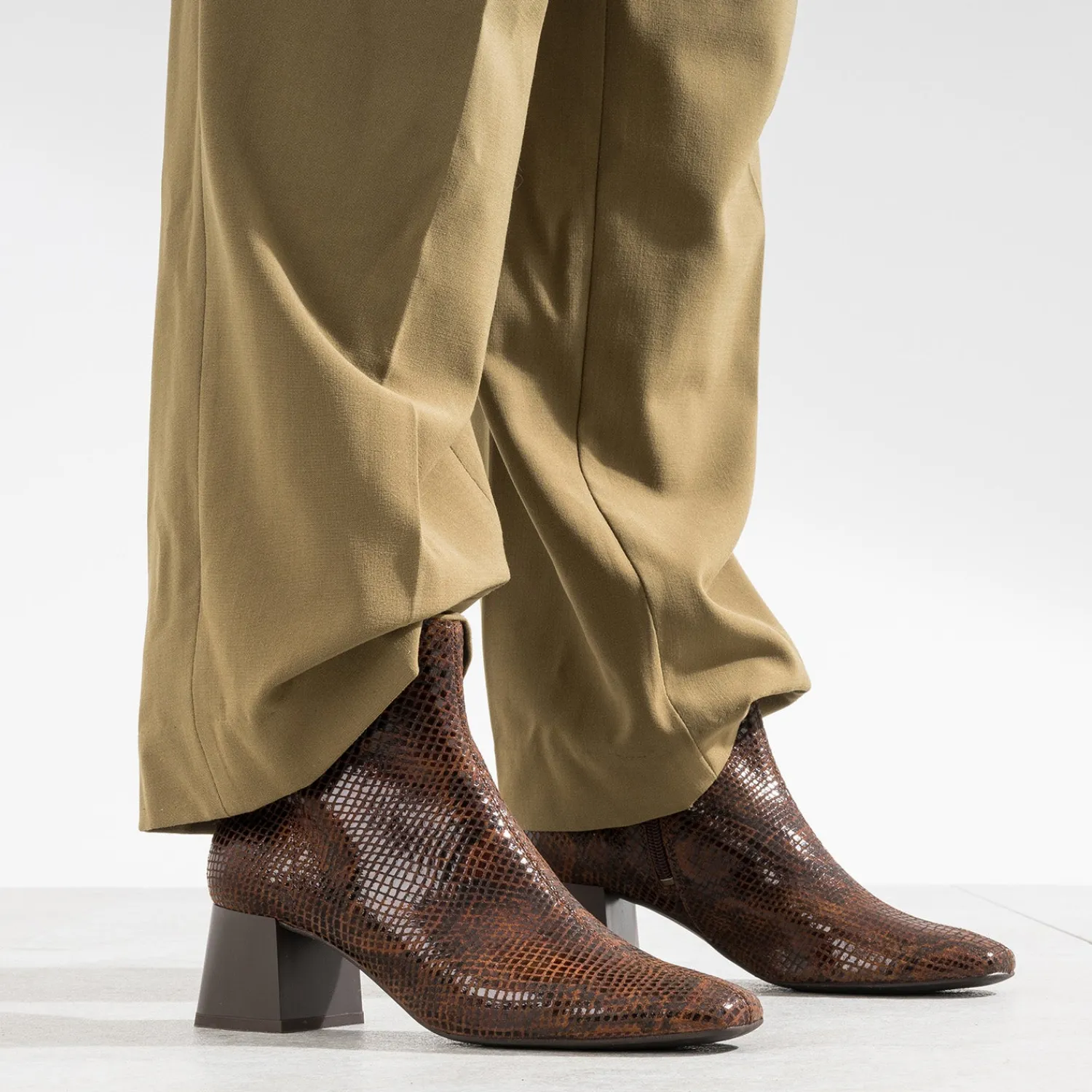 Eram Boots^Boots cuir velours effet python COGNAC