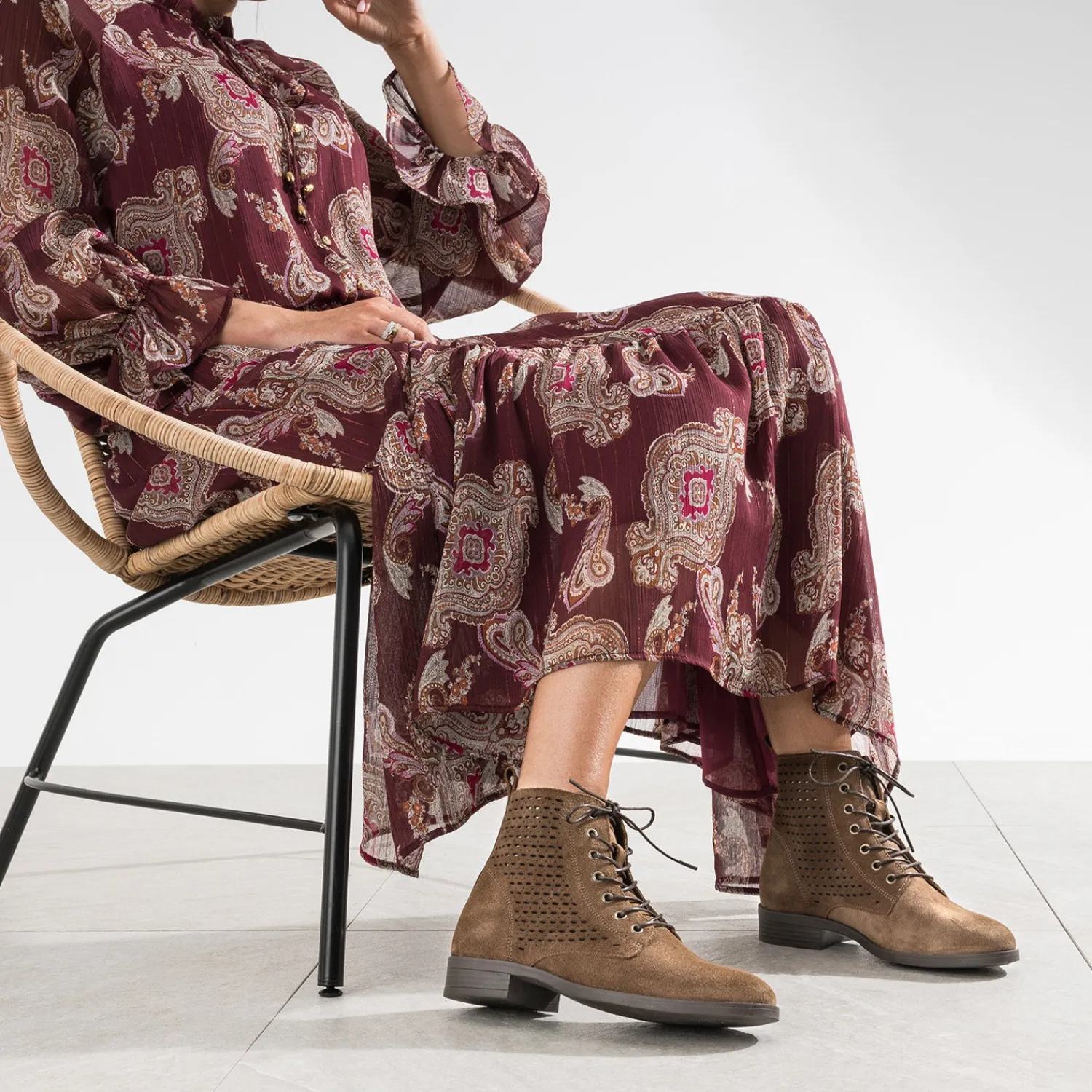 Eram Boots^Bottine taupe cuir velours à lacet MARRON
