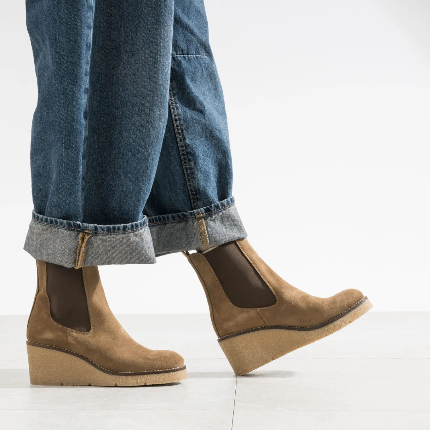 Eram Boots^Chelsea boots compensé cuir velours TAUPE