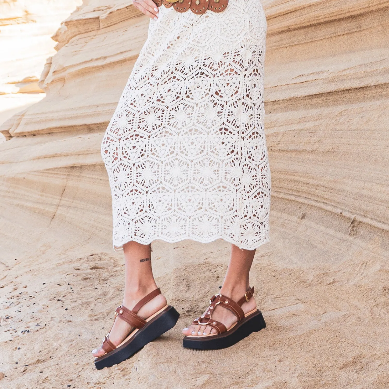 Texto Sandales^Sandale anneaux et clous COGNAC